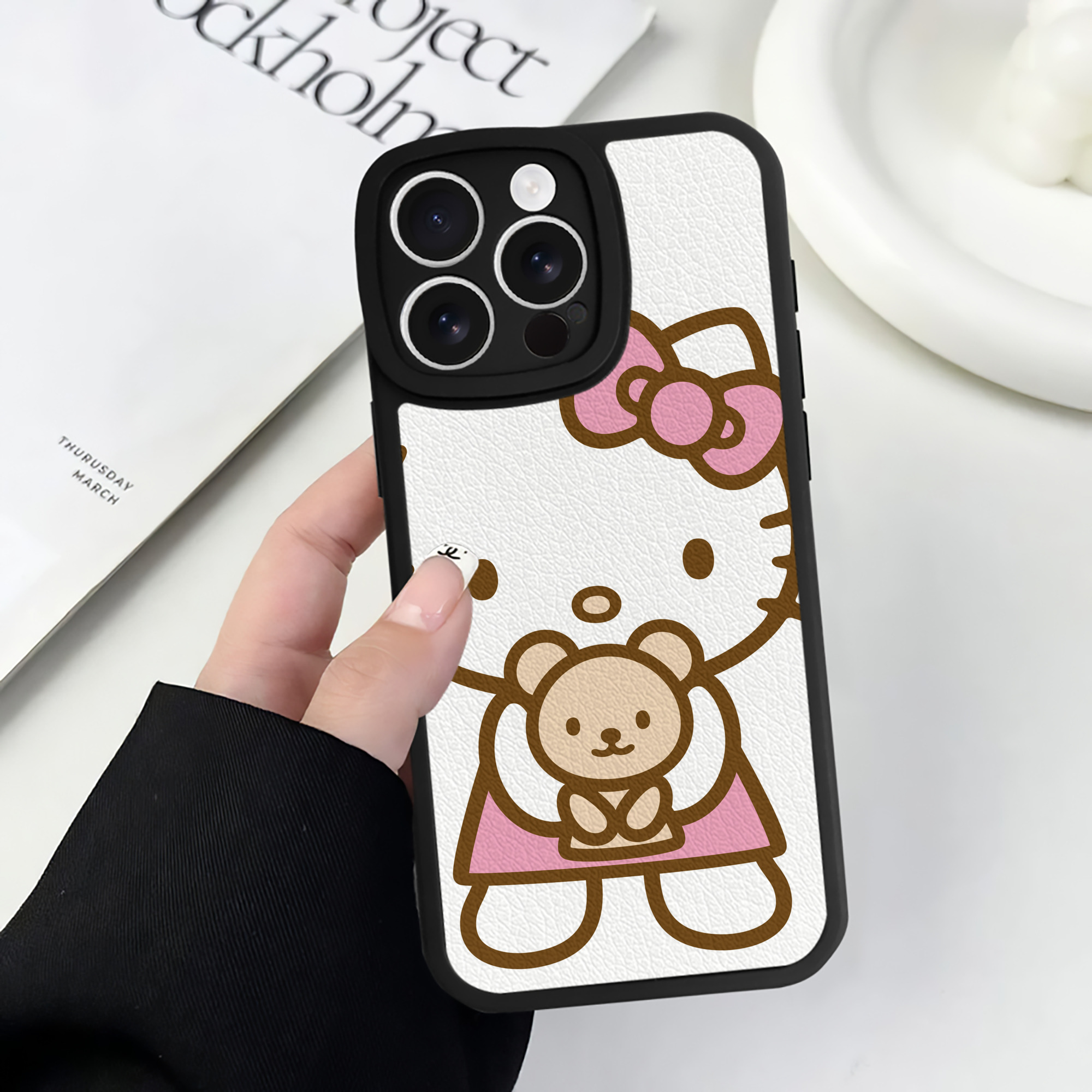 （画像用） Hello Kitty ハローキティ 【iPhone 16シリーズ対応】シリコンスマホケース（レザー調） 材質：シリコン